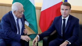 Le président français Emmanuel Macron rencontre le président de l'Autorité palestinienne Mahmoud Abbas en marge de la 79e session de l'Assemblée générale des Nations unies à New York, le 25 septembre 2024