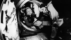 Alexeï Leonov sert la main de l'Américain Thomas Stafford, le 17 juillet 1965