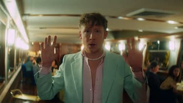 Eddy de Pretto dans le clip de "Bateaux-Mouches"