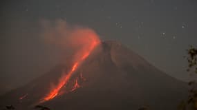 Une coulée de lave incandescente s'échappe du Merapi, un volcan indonésien, lundi 16 août 2021