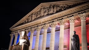 L'entrée du bâtiment de l'Assemblée nationale, de nuit.