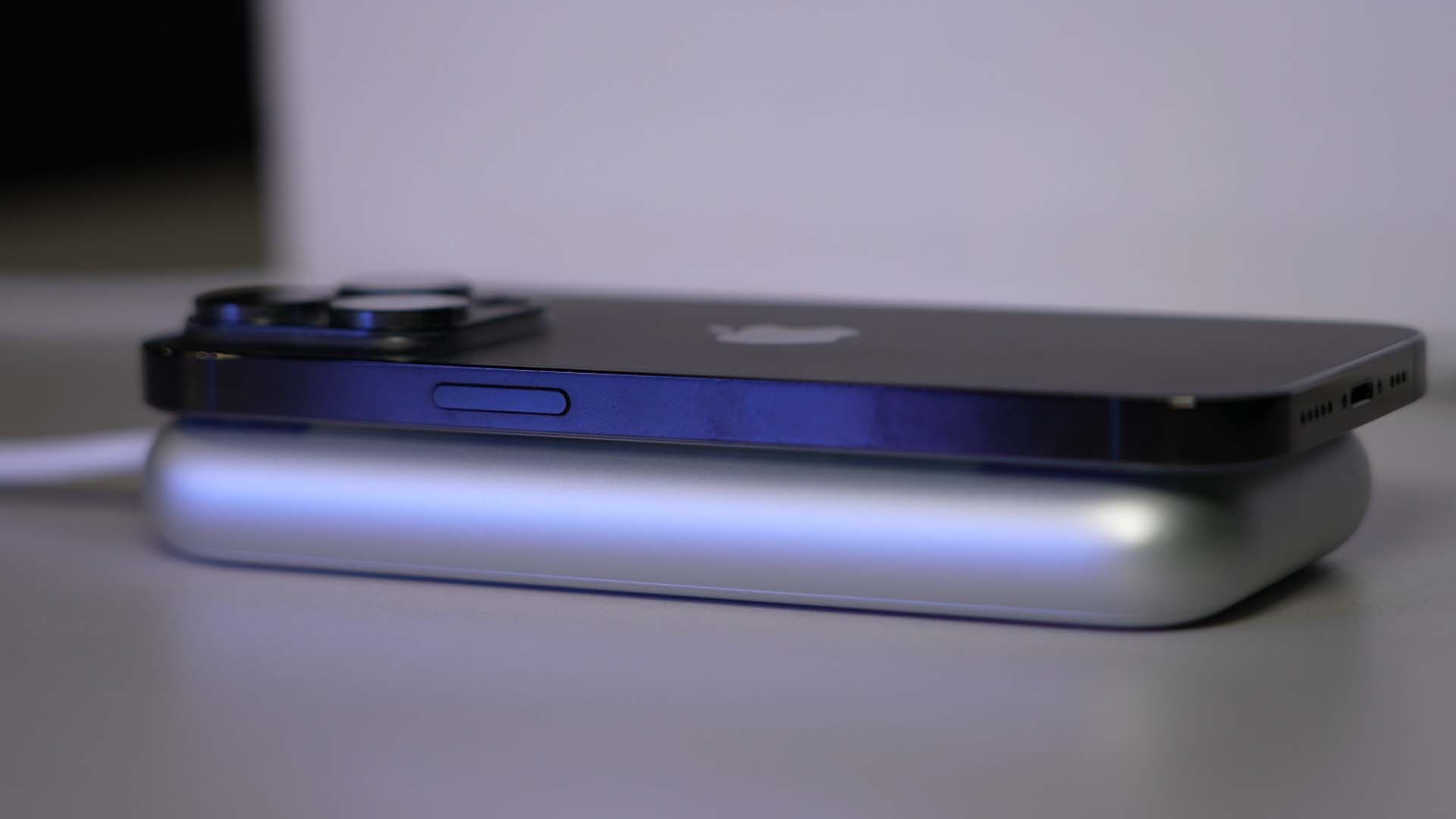La batterie de l'Apple Vision Pro a la taille d'un iPhone 15 Pro La batterie de l'Apple Vision Pro a la taille d'un iPhone 15 Pro