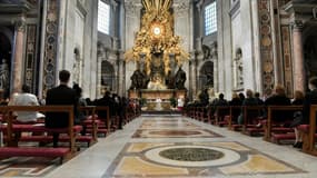 Le Pape célébrant la messe de Pâques dans une  basilique Saint-Pierre aux bancs clairsemés en raison de la pandémie, le 4 avril 2021. Photo distribuée par les médias du Vatican (photo d'illustration)