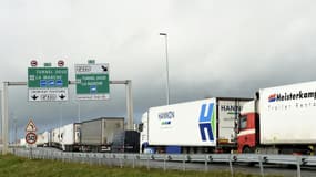 Des poids-lourds attendent sur l’autoroute A16 pour monter à bord des navettes, aux abords du tunnel transmanche, à Calais, le 17 décembre 2020  