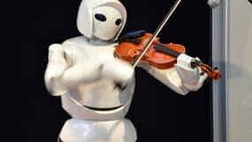 Un robot joue du violon dans un salon technologique à Tokyo, le 9 août 2015
