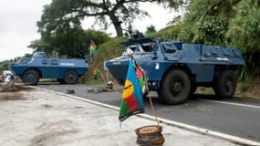 Des véhicules de la gendarmerie en opération sur un barrage dressé par des indépendantistes, le 19 mai 2024 à La Pirogue, sur la commune de Paita en Nouvelle-Calédonie