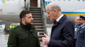 Le Premier ministre norvégien Jonas Gahr Store (à droite) accueille le président ukrainien Volodymyr Zelensky (à gauche) à son arrivée à l'aéroport Gardemoen d'Oslo le 22 octobre 2025.