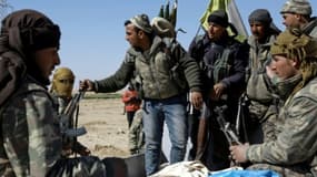 Des combattants arabo-kurdes soutenus par les Etats-Unis, aux abords de Deir Ezzor, en Syrie, le 21 février 2017 - 
