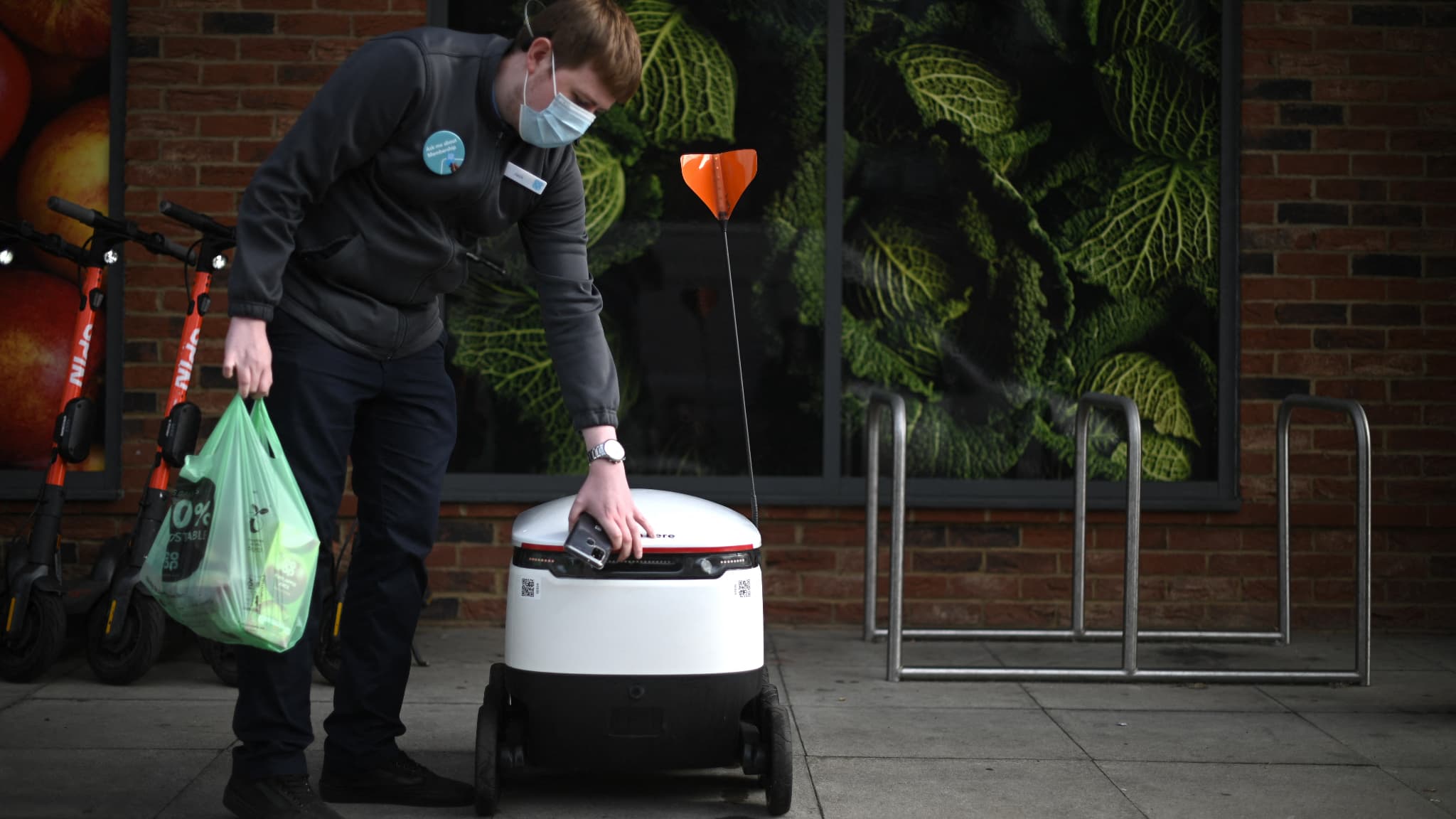 Robot livreur au Royaume-Uni. Robot livreur au Royaume-Uni.
