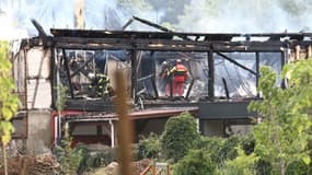 Des pompiers inspectent les décombres après l'incendie d'un gîte accueillant des personnes handicapés, le 9 août 2023 à Wintzenheim, dans le Haut-Rhin