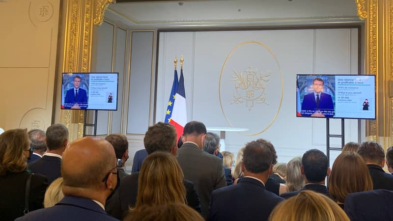 "On a répondu aux crises avec pragmatisme": Macron défend son bilan devant les élus de la majorité