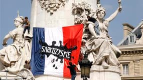 Sur la statue de la République au milieu de la place du même nom,à Paris. Des dizaines de milliers de personnes sont descendues dans la rue samedi dans toute la France pour dénoncer la politique sécuritaire du gouvernement, accusé de répression et de xéno