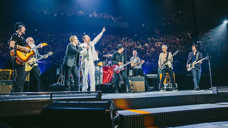 U2 et les Eagles of Death Metal, sur scène à Bercy, le 7 décembre 2015, Eden Galindo est au centre de la photographie.