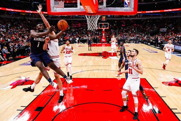 Zion Williamson attaque le cercle lors d'un match de présaison des New Orleans Pelicans