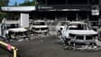 Des voitures brûlées devant le magasin d'un concessionnaire automobile, le 14 mai 2024 à Nouméa, en Nouvelle-Calédonie