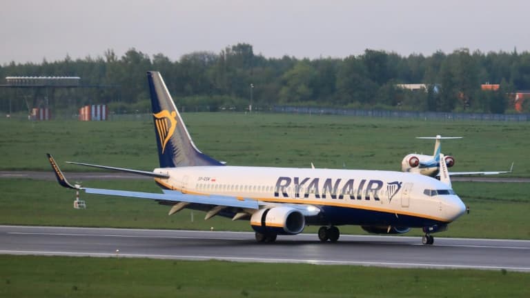Un avion de la compagnie Ryanair parti d'Athènes (Grèce), intercepté et détourné sur Minsk par les autorités bélarusses, atterrit à l'aéroport de Vilnius (Lituanie), sa destination initiale, le 23 mai 2021