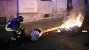 Pompier s'efforçant de maîtriser un feu en marge des manifestations italiennes. 