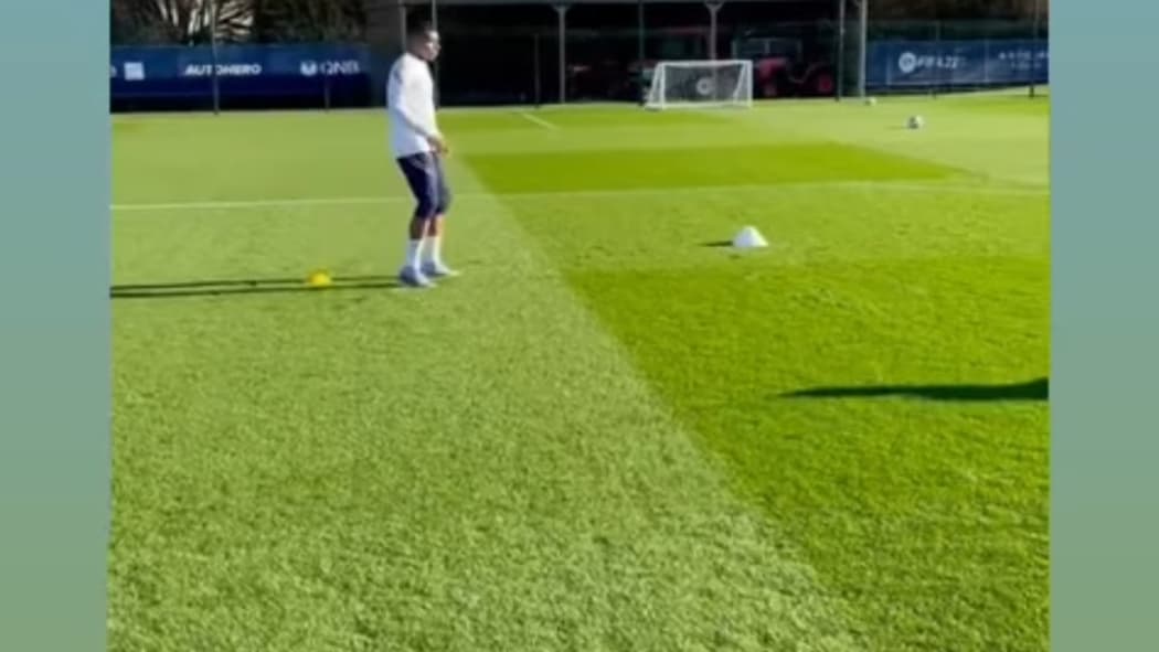 Mbappé sur la pelouse du centre d'entraînement du PSG Mbappé sur la pelouse du centre d'entraînement du PSG