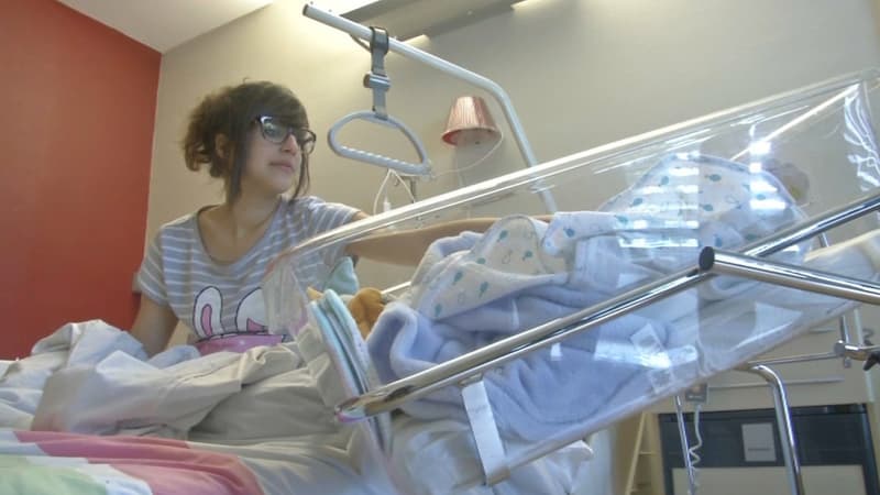 Une femme et son bébé après son accouchement (Photo d'illustration).