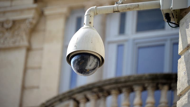 Les policiers sécurisaient l'installation d'une caméra dans un quartier où les deals de drogue seraient fréquents.