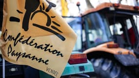 Un drapeau de la Confédération paysanne avec deux tracteurs lors d'une manifestation contre l'accord commercial UE-Mercosur, le 14 octobre 2025 à Paris (photo d'illustration).