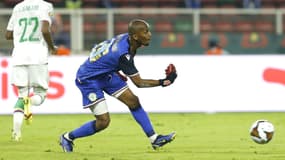 Chaker Alhadhur, au poste de gardien de but, avec les Comores