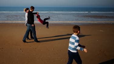 Une famille profite du beau temps à Cabourg, le 22 février 2019.
