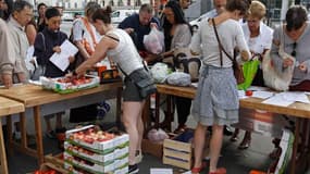 La Confédération syndicale agricole des exploitants familiaux (Modef) co-organisait mercredi matin avec le Parti communiste français une vente à prix coûtant de 10 tonnes de fruits et légumes, co-organisée à Paris sur la place de la bastille. Pour souteni