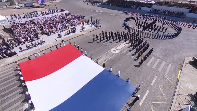 La croix de Lorraine formée notamment par des jeunes du SNU lors du défilé du 14 juillet 2023