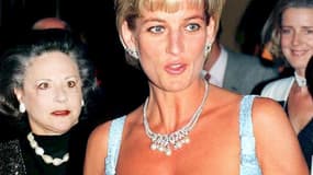 La princesse Diana, en 1997, avec la fameuse parure mise en vente.