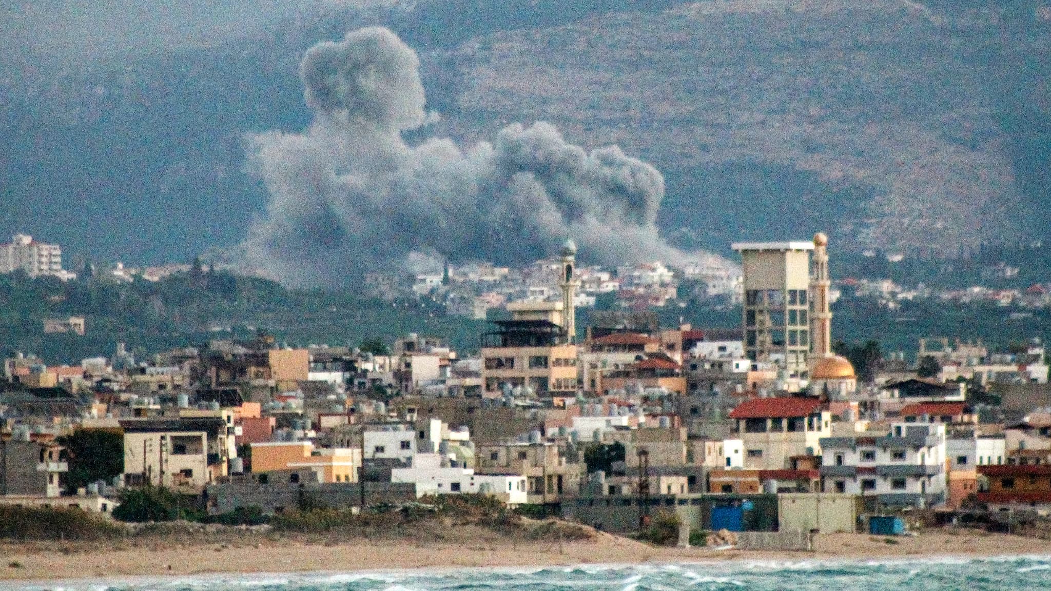 Les Libanais fuient le sud face aux bombardements israéliens: 