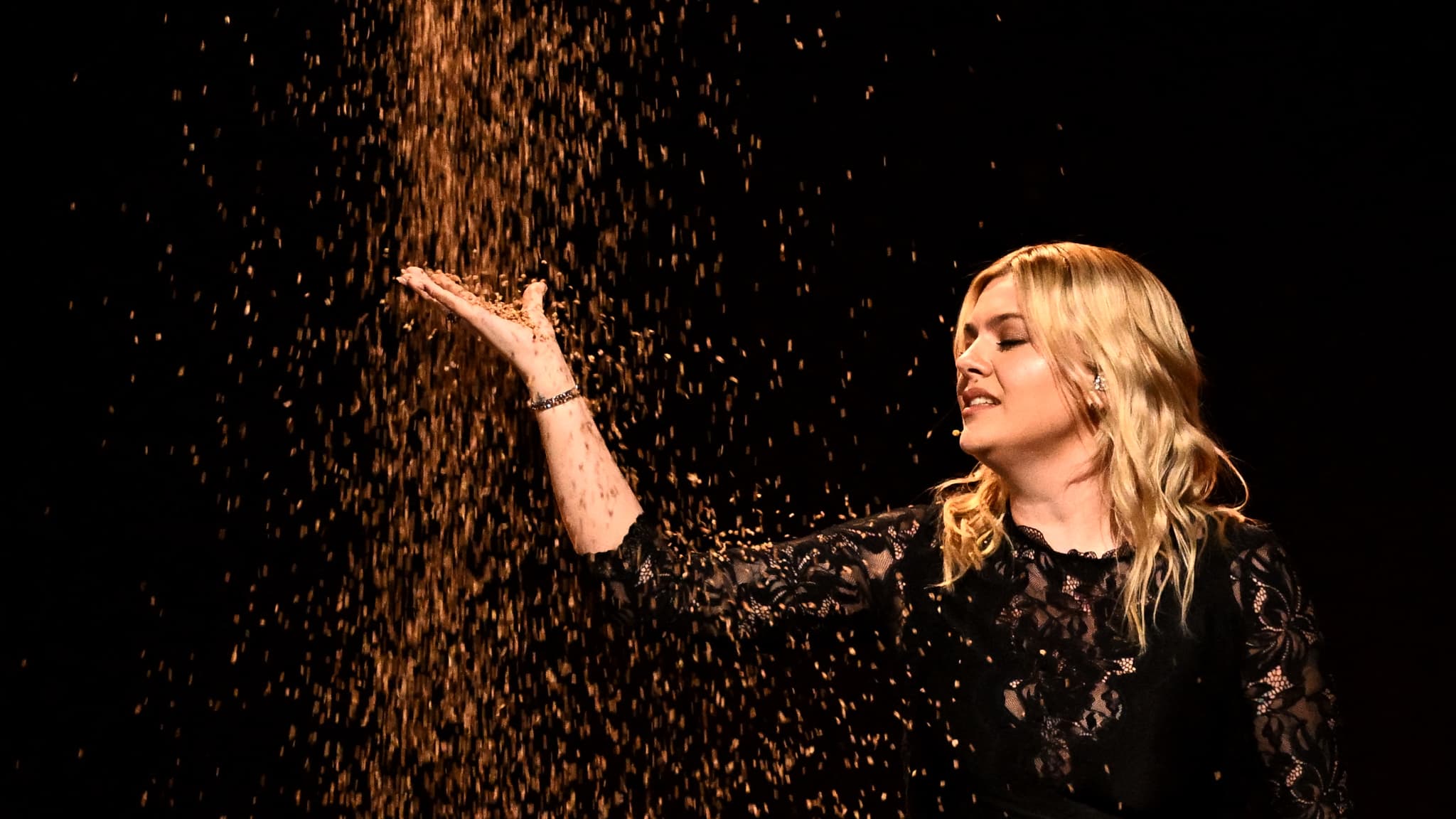 La chanteuse Louane lors de la demi-finale de l'Eurovision 2025 le 15 mai 2025