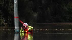 Un membre des services de secours, près de Rockhampton, dans le Queensland, en Australie qui fait face aux inondations les plus graves de ces cinquante dernières années dans le nord-est du pays. Selon les prévisionnistes, la catastrophe est loin d'être te