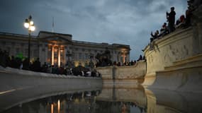 Des personnes réunies devant le palais de Buckingham, après l'annonce de la mort de la reine Elizabeth II, à Londres, le 8 septembre 2022.
