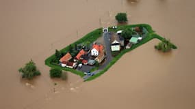 Les eaux de la Mulde entourent des maisons au nord d'Eilenburg, en Allemagne de l'Est, le 3 juin 2013.