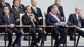 François Fillon (1er en partant de la gauche), Alain Juppé (1er en partant de la droite) et Bruno Le Maire (2ème rang, 2ème en partant de la droite), doivent réunir plusieurs centaines de milliers d'euros e, vue de la primaire LR. 