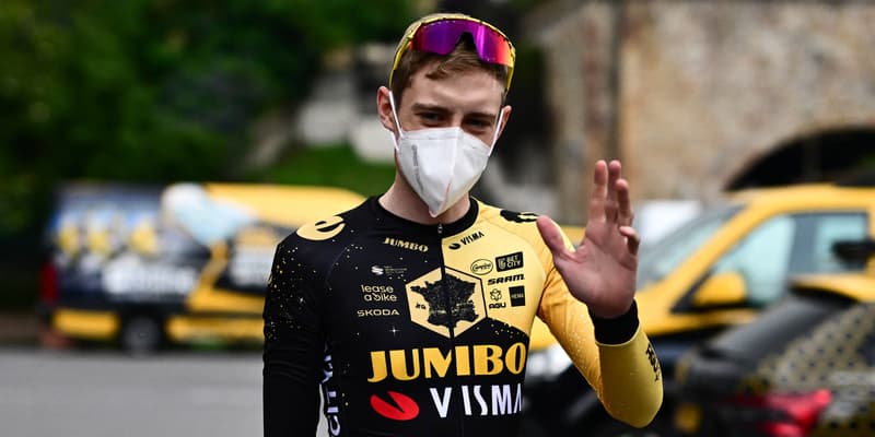 Jonas Vingegaard porte un masque le 29 juin 2023 à deux jours du départ du Tour de France à Bilbao