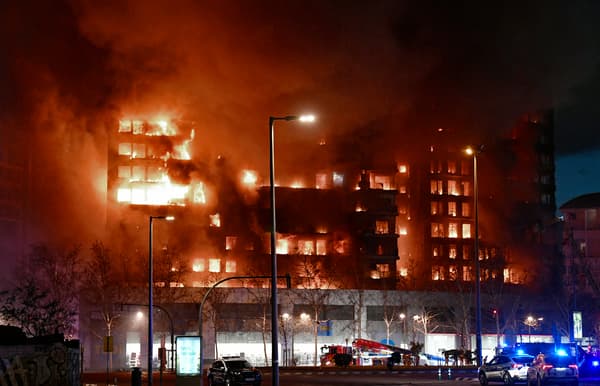 Un gigantesque incendie fait rage dans un immeuble résidentiel de plusieurs étages à Valence, le 22 février 2024.