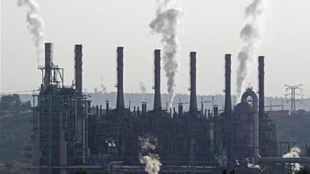 Les salariés de la raffinerie LyondellBasell de Berre-l'Etang (Bouches-du-Rhône), en grève depuis une dizaine de jours, ont voté samedi la reprise du travail, prenant acte de l'accord conclu la veille avec la direction permettant un redémarrage du site ju