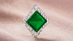 La broche émeraude mise aux enchères par Christie's