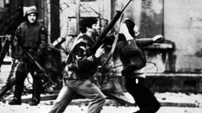 Un soldat britannique attrapant une manifestante, le 30 janvier 1972, lors du massacre du "Bloody Sunday".