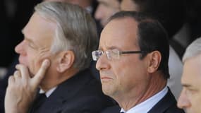 Francois Hollande et Jean-Marc Ayrault. Sanctionné pour sa politique d'austérité, le couple exécutif subit un effondrement de sa popularité, au risque d'être incité à freiner les réformes structurelles. /Photo prise le 22 juillet 2012/REUTERS/Jacques Brin