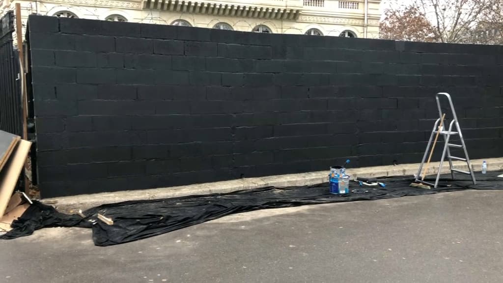 Une brasserie du rond-point de l'Etoile a fait monter un mur devant son établissement. Une brasserie du rond-point de l'Etoile a fait monter un mur devant son établissement.