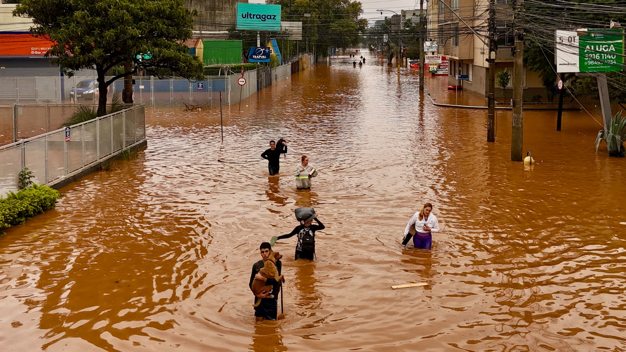 Des habitants dans une rue inondée dans le quartier de Navegantes à Porto Alegre, dans l'État de Rio da Grande do, au Brésil, le 4 mai 2024.