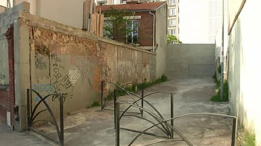 Le mur construit à Saint-Ouen par l'office HLM pour faire barrage au trafic de drogue.