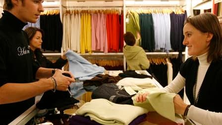 Les prix à la consommation ont augmenté de 0,5% en France en février par rapport au mois précédent mais l'inflation sur un an a légèrement décéléré à 1,7%, montrent les statistiques publiées mardi par l'Insee. /Photo d'archives/REUTERS/Benoit Tessier