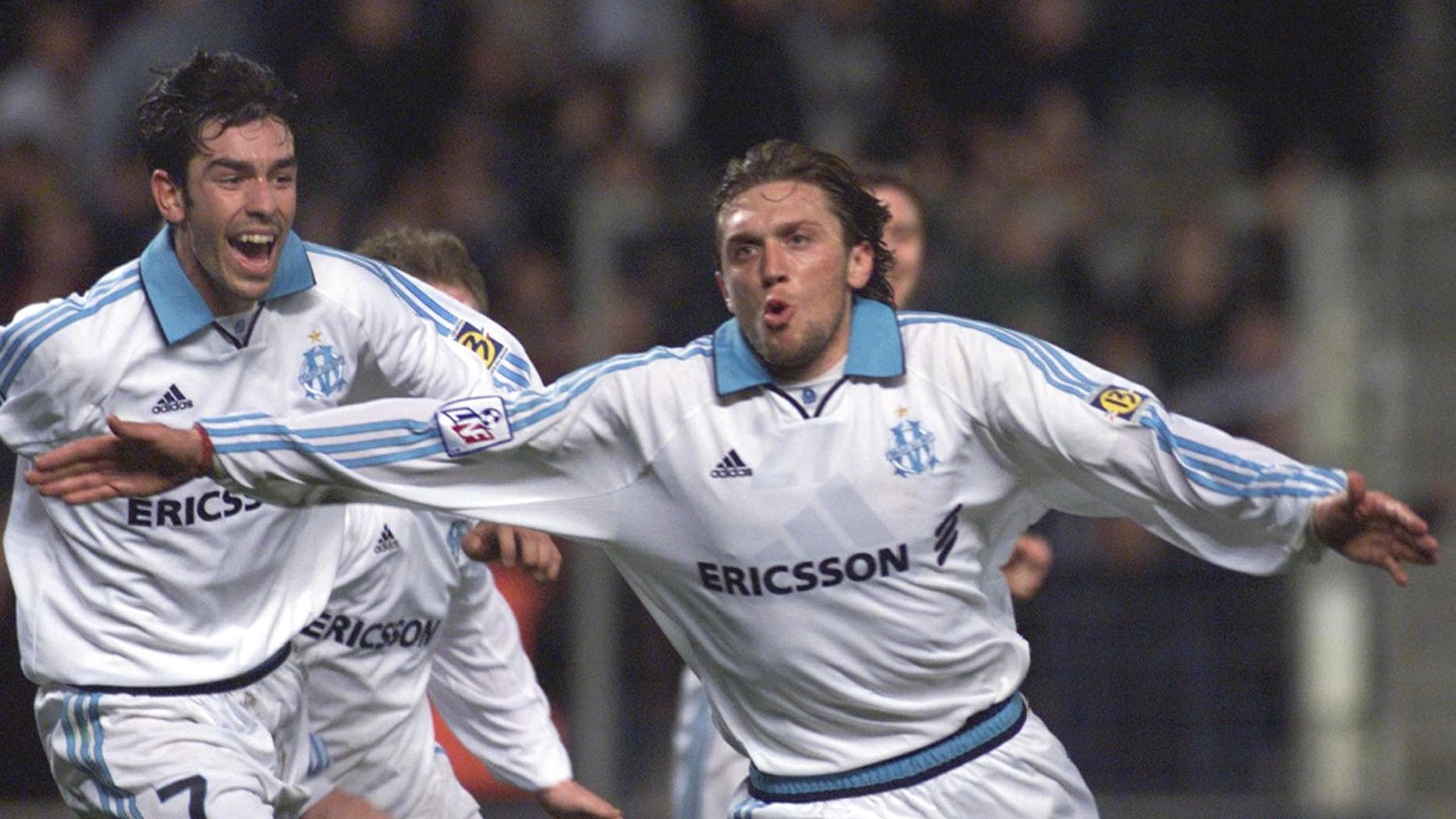 La joie d'Abardonado et de Pires face au PSG le 15 février 2000 La joie d'Abardonado et de Pires face au PSG le 15 février 2000