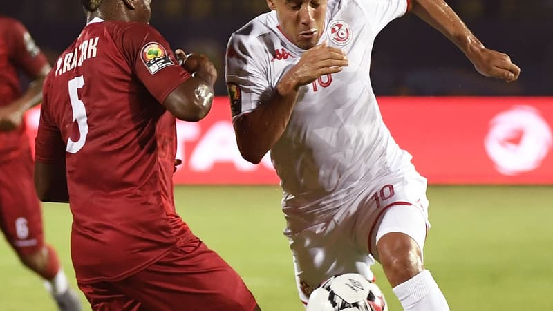 Wahbi Khazri au duel avec Pascal Razakanantenaina