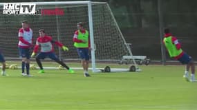 Mertesacker met un but en talonnade à l’entraînement !