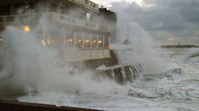 Les vagues se brisent contre un immeuble en bord de mer de Saint-Malo, le 20 mars 2015. (PHOTO D'ILLUSTRATION)